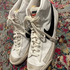 Nike Women's White and Black Athletic High-Tops